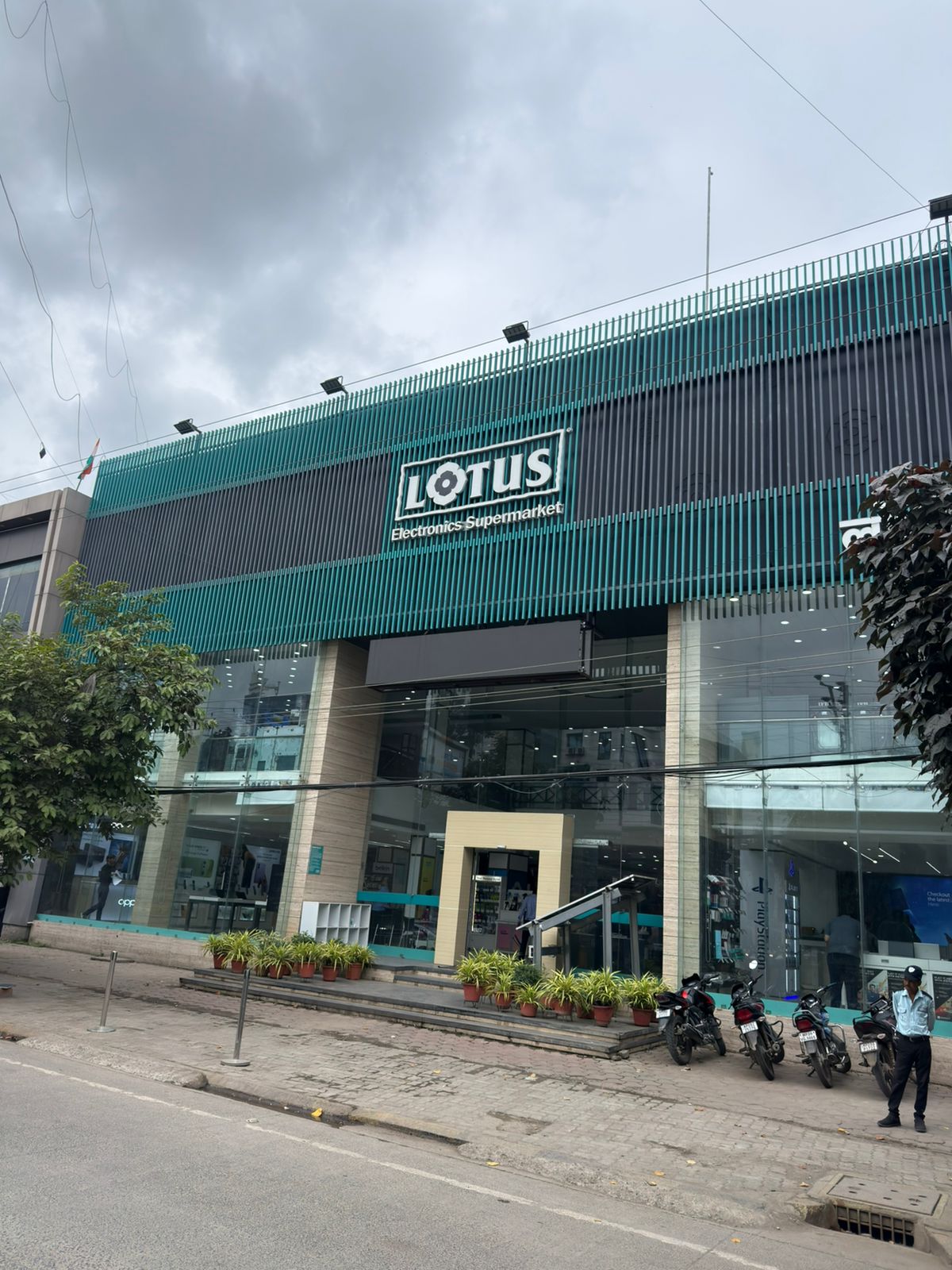 Pre-Bookings Open for Apple iPhone Duo at Lotus Electronics; Sale Begins October 23